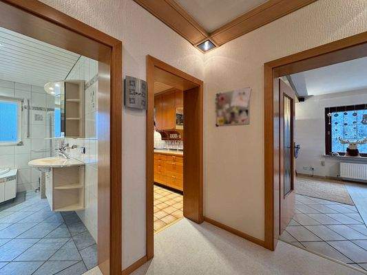 Einladender Flur mit offenem Raumfluss