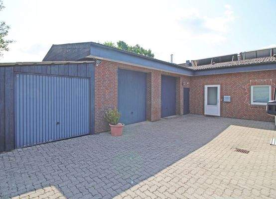 Garagen und Eingang zur Einliegerwohnung