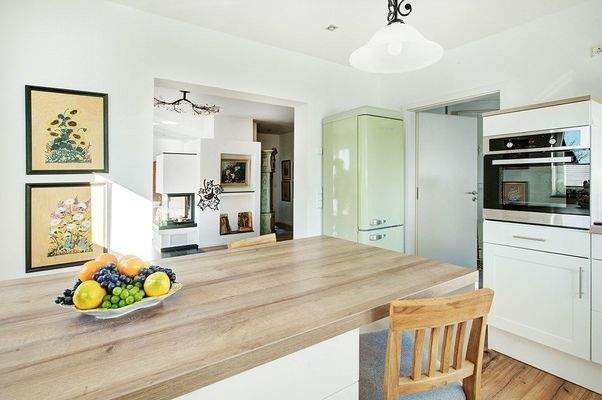 Küche mit Blick ins Wohnzimmer