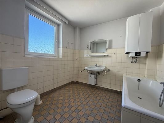 Geräumiges Badezimmer mit Fenster