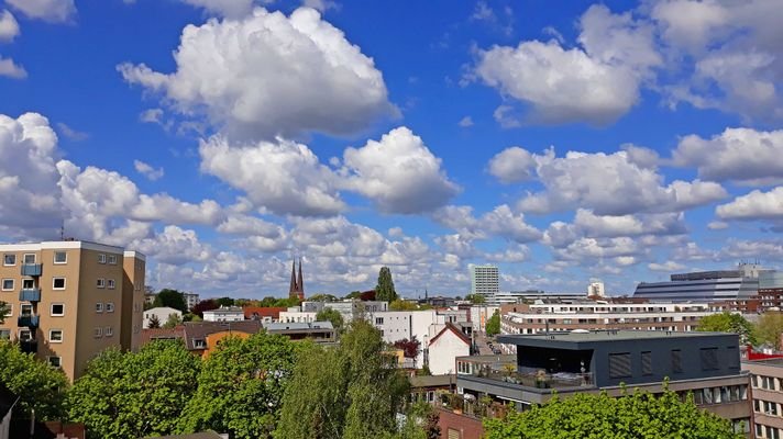 Ausblick von Wohnzimmer und Balkon