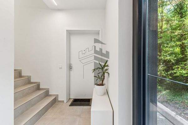 Treppenhaus mit Fahrstuhl