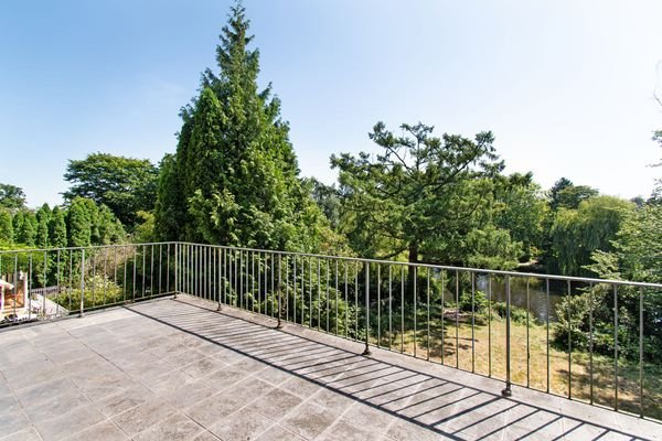 Großer Sonnenbalkon mit Waserblick