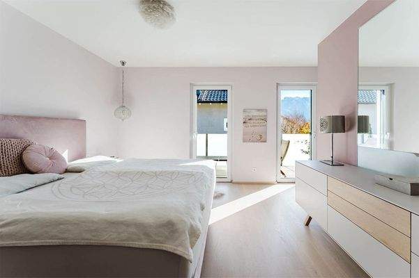 Der Master-Bedroom mit angrenzendem Ankleidezimmer ...