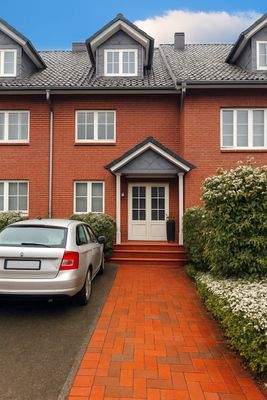 Vorderseite mit Eingang /Stellplatz.jpg