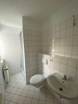 zweites Bad mit Dusche und Fenster