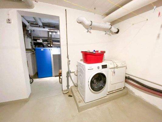 Kellergeschoss - Wasch- und Heizungsraum.jpg