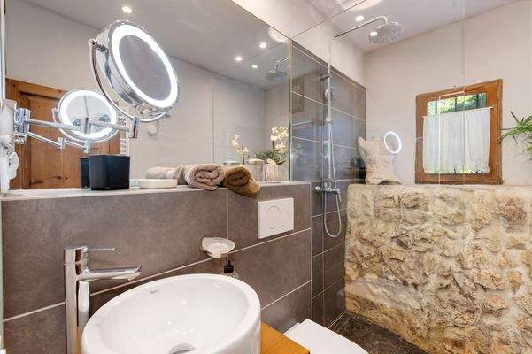 Eines der drei Badezimmer