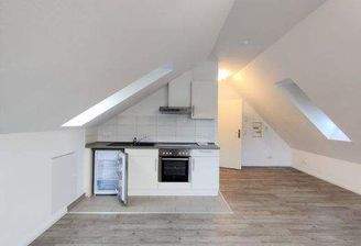 Blickricht v. Ende des Raumes zur Pantry-Küche 