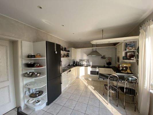 Geräumige Einbauküche mit Zugang nach draußen