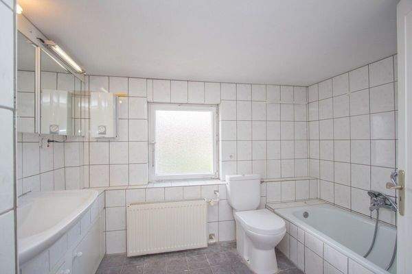 Das Badezimmer im OG