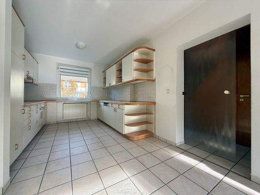 Küche mit Schiebetür zum Flur