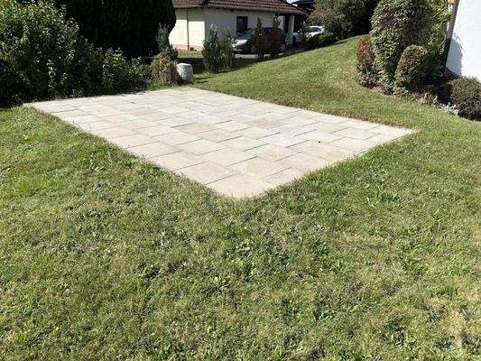 befestigter Freisitz hinter dem Haus