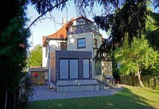 Das Haus wurde zum Garten hin in zwei Schritten erweitert