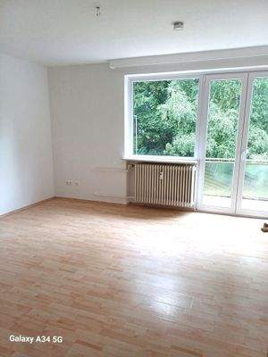 Zimmer mit vorgelagertem Balkon zum Garten