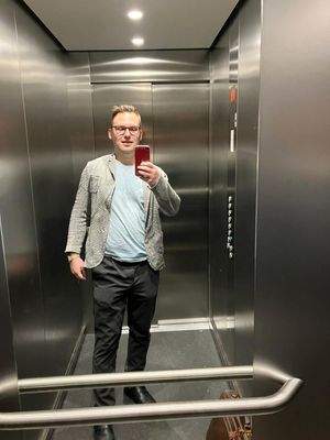 Modernisierter Aufzug + Makler