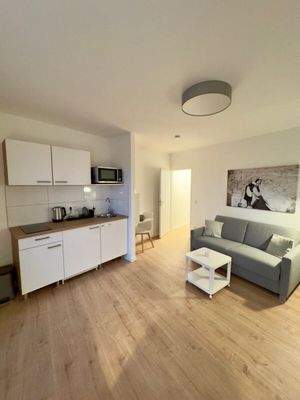 Zimmeransicht mit Einbauküche