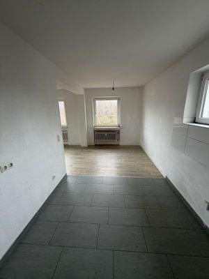 Leere Wohnung mit Fenstern