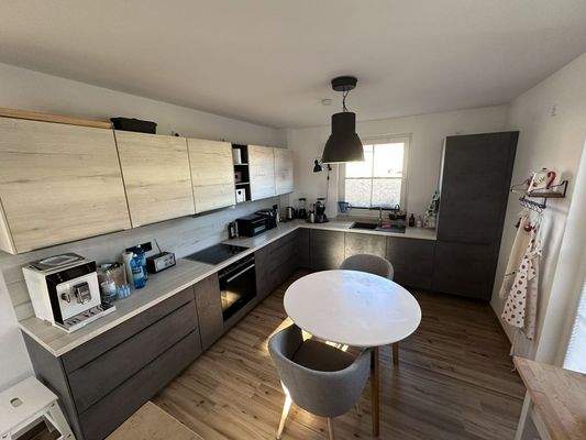Küche mit Einbauküche und Essplatz