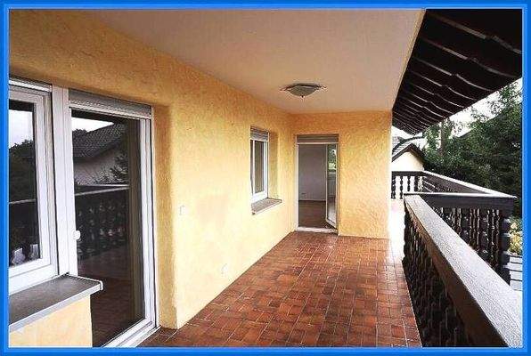 großer und sonniger Balkon