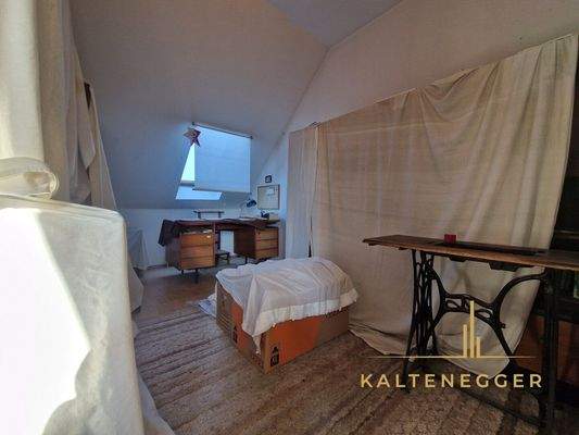 OG: Zimmer ca. 10,38 m²