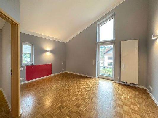 Hauptschlafzimmer mit Ankleidebereich und Balkonzugang