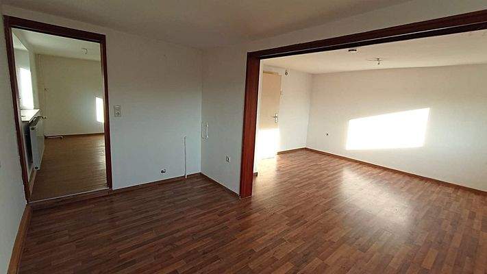 Wohn- und Esszimmer mit Zugang zur Küche 