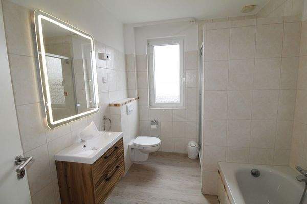 Badezimmer mit Dusche und Wann