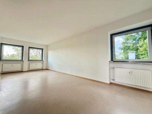 Heller Wohn- und Essbereich vor Renovierung