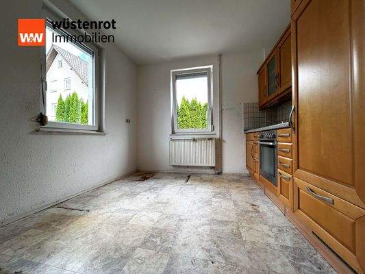 EG Wohnzimmer: Der Küchenraum mit zwei Fenstern – ein Ort, an dem der Duft von Kaffee und Gespräche beginnen