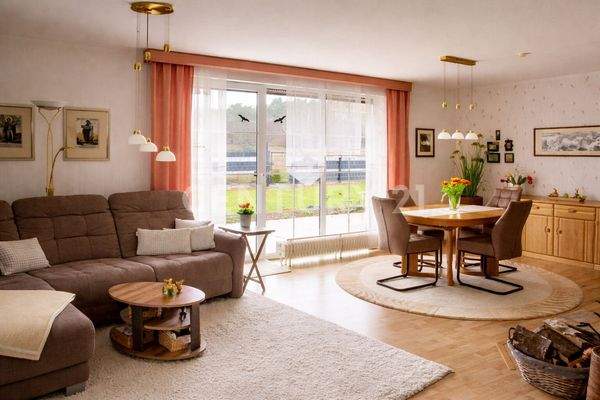 Wohnzimmer mit Blick auf die Terrasse