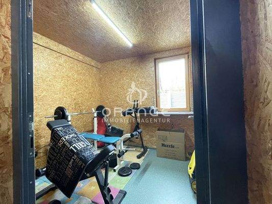 Fitnessbereich oder Büro? Mit Fußbodenheizung und in der Garage angeordnet