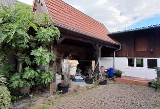 Innenhof mit Carports (1)