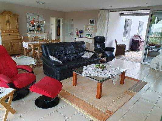 Wohnzimmer mit Zugang zur Terrasse