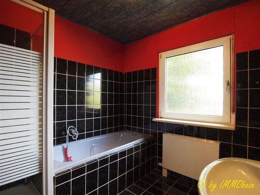 Bad mti Wanne und Dusche