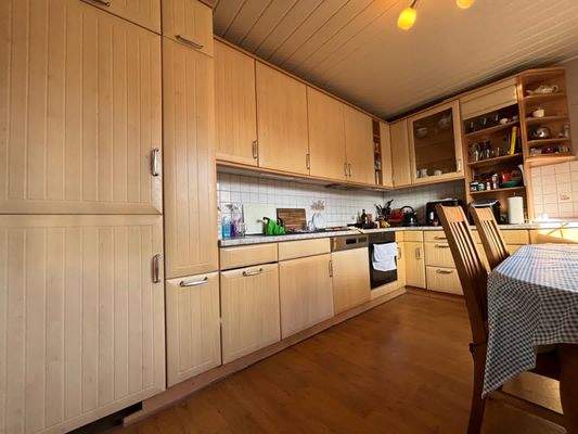 EG Küche mit Einbauküche