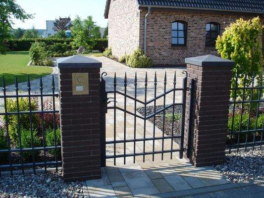 Pforte mit Sprechanlage vorne