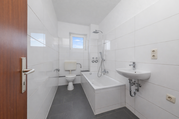 Bad mit Wanne und Fenster