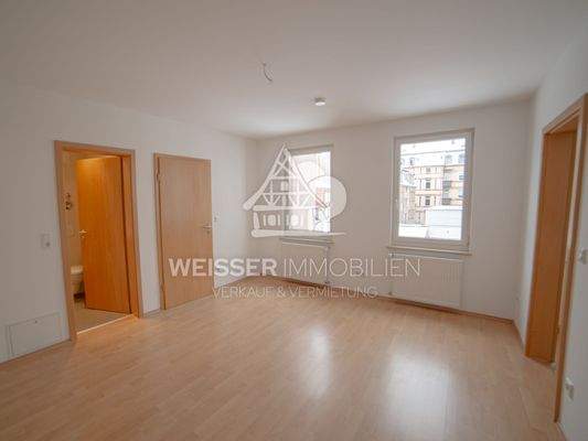 Wohnzimmer mit offener Wohnküche Ansicht 1