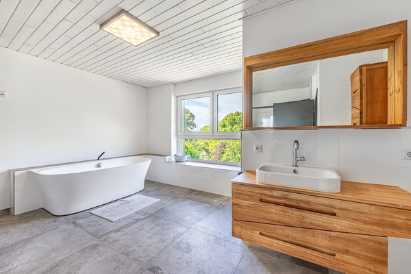 Großzügiges Badezimmer im ersten Obergeschoss