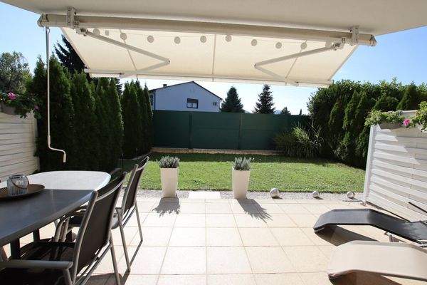 Traumhafte, neuwertige 3 Zi Gartenwohnung mit 400m² Eigengarten in Waidmannsdorf mit Tiefgarage