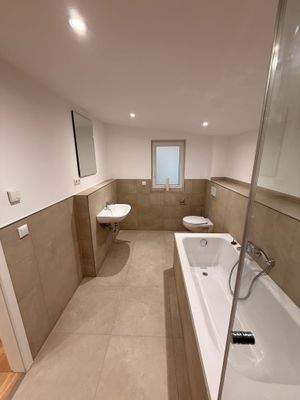 Schönes Tageslichtbad mit Wanne und Dusche