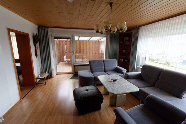 Wohnzimmer und Terrasse im Hintergrund