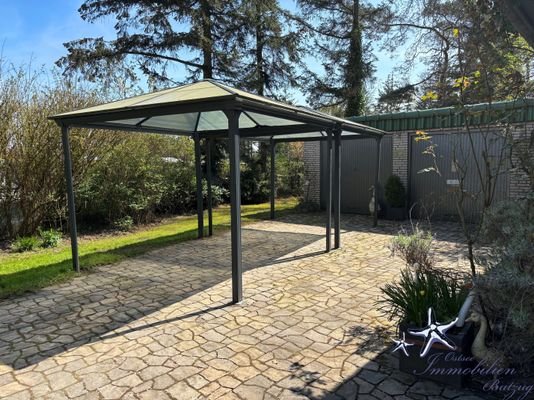 Carport und Doppelgarage