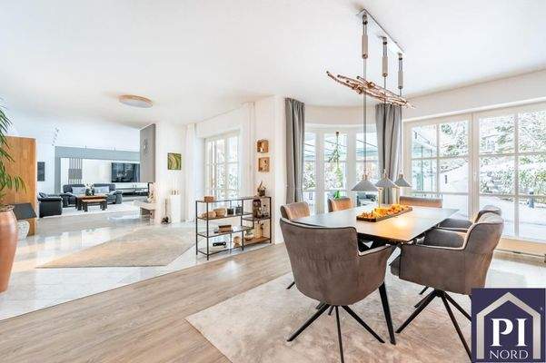 Wohn- und Essbereich mit Gartenzugang