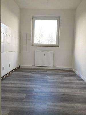 Küche mit weißem Fliesenspiegel