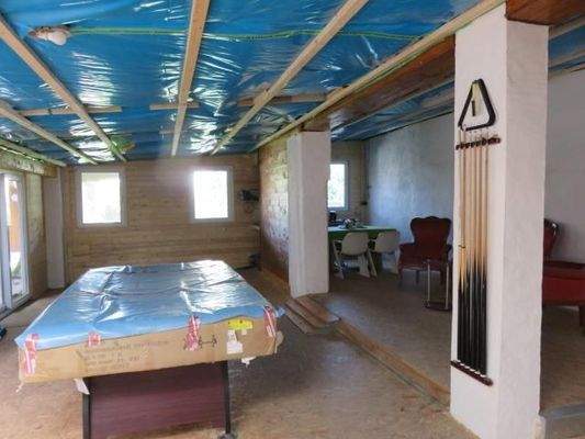 Sitz & Spielfläche mit Billardtisch