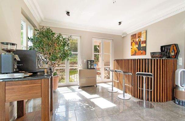 Zeitloser Barbereich mit elegantem Tresen und Sitz