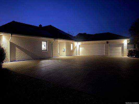 Eingangsbereich + Garagen