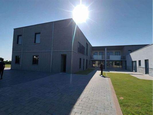 Moderne Architektur mit Weitblick - Repräsentative Gewerbeimmobilie mit Charme und Funktionalität